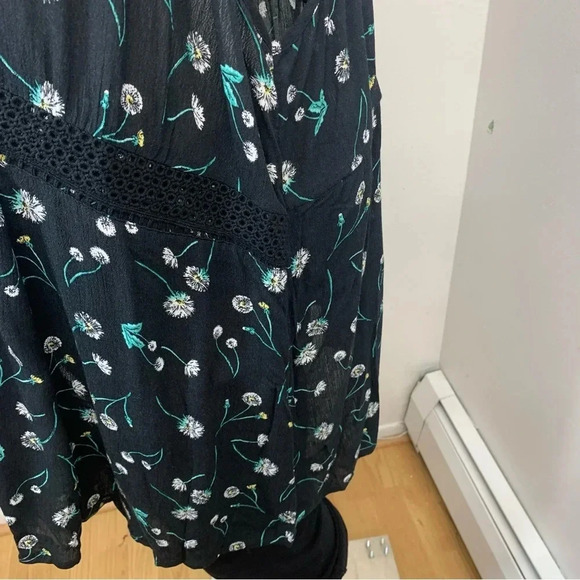 Torrid Top Shirt 6XL Black Floral  Sleeveless Empire Crochet Tassel V Neck Flowy - Picture 4 of 11